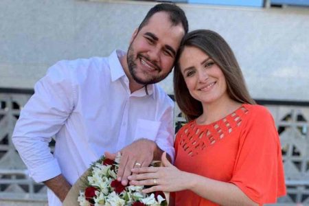 Pais de gêmeos prematuros ficam noivos em hospital