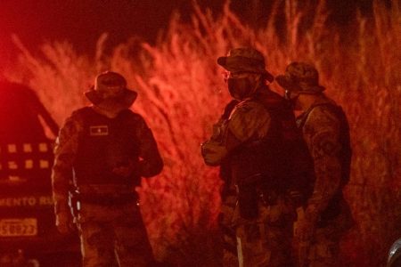 Triplo homicídio: policiais fazem buscas