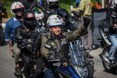 Bolsonaro cumprimenta apoiadores durante "motociata" em São Paulo"