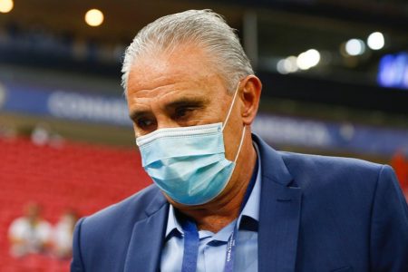 Tite máscara Mané Garrincha