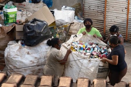 Desempregadas pela Covid, irmãs apostam na reciclagem para garantir sustento em Goiânia