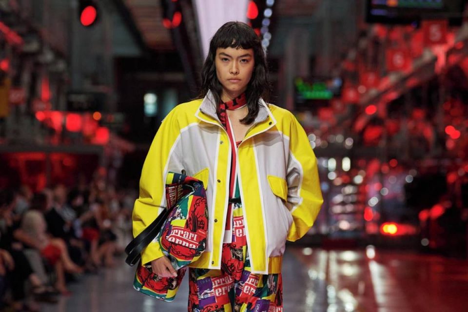 Look da primeira coleção de moda da Ferrari