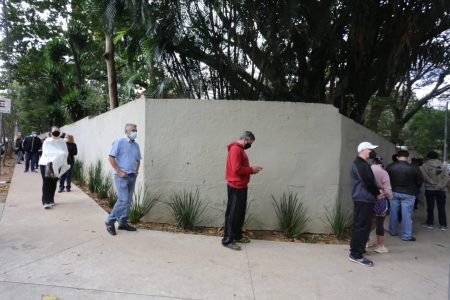 Postos de saúde da cidade de São Paulo registram longas filas de espera para a vacinação contra Covid-19