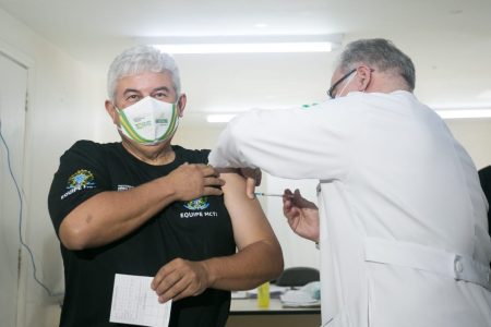 Ministro da saúde, Marcelo Queiroga, aplica a dose da vacina contra a Covid no ministro Marcos Pontes e no Presidente da Caixa, Pedro Guimarães.