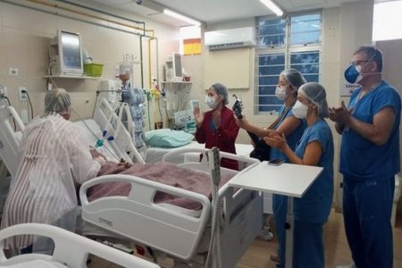 Jovem acorda um dia antes do aniversário após ser internada com Covid-19 na Paraíba
