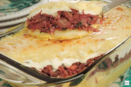 Escondidinho de carne seca com abóbora e mandioca