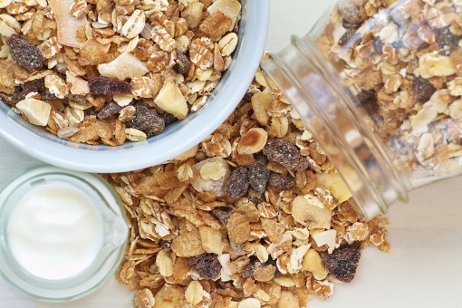 pote de granola, alimento que pode prejudicar a saúde