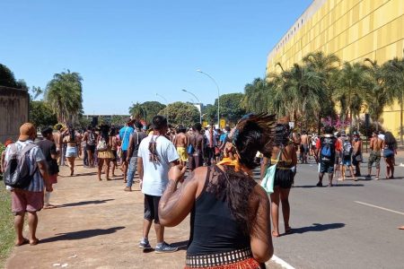 Confronto entre indígenas e PMs deixa policial ferido com flecha