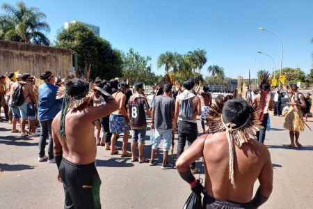 Confronto entre indígenas e PMs deixa policial ferido com flecha