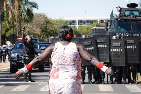 Indígenas manifestam na Esplanada