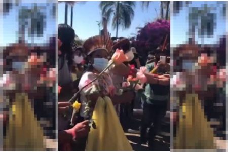 Indígenas entregam flores a policiais