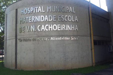 Imagem colorida mostra fachada do Hospital Maternidade Vila Nova Cachoeirinha, referência na realização de aborto legal em São Paulo; Prefeitura suspendeu procedimento e Justiça mandou retomar o atendimento - Metrópoles