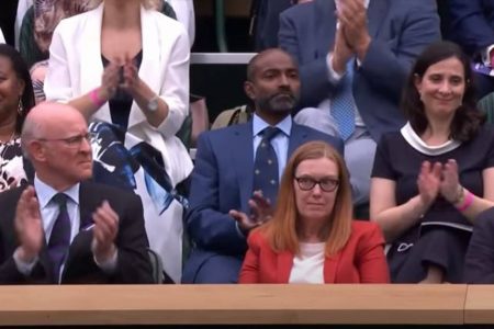 Sarah Gilbert aplaudida em Wimbledon