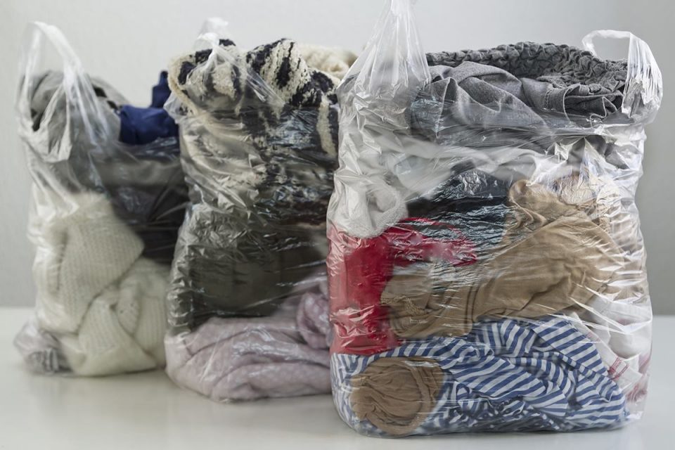Roupas em sacola plástica