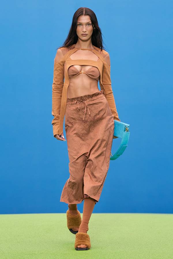 Bella Hadid com look da coleção La Montagne, da Jacquemus