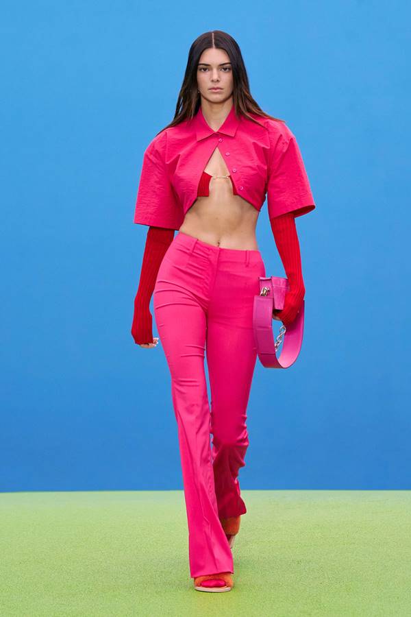 Kendall Jenner com look da coleção La Montagne, da Jacquemus