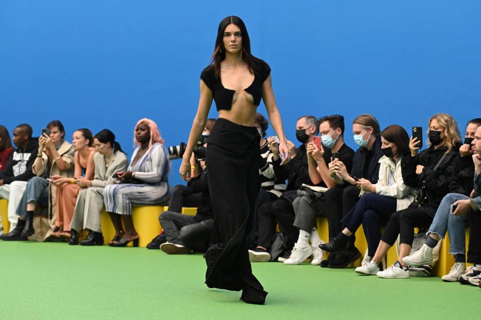 Kendall Jenner com look da coleção La Montagne, da Jacquemus