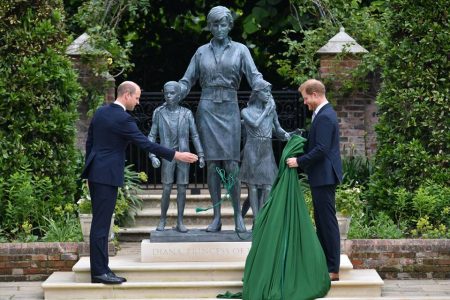 Principes William e Harry em evento do lançamento de estátua de Diana