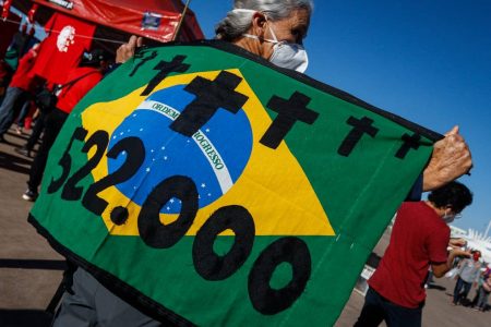 Manifestantes começam a se reunir na frente do Museu Nacional para ato contra o Presidente Jair Bolsonaro em Brasília. Fotos: Arthur Menescal/Especial Metrópoles