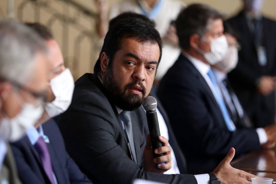 Cláudio Castro fala ao microfone