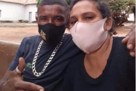 homem e mulher de máscara