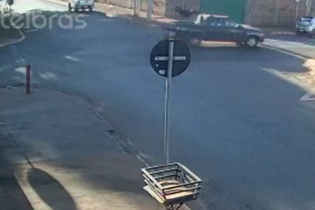 motociclista atingido por caminhonete em cruzamento de rio verde, goiás