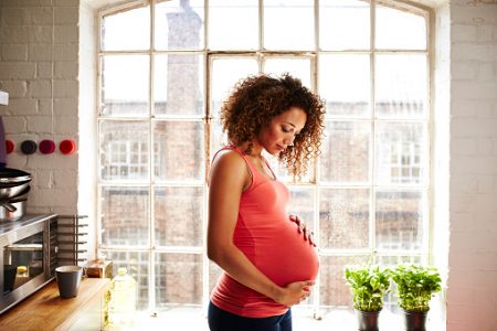 mulher grávida segurando barriga