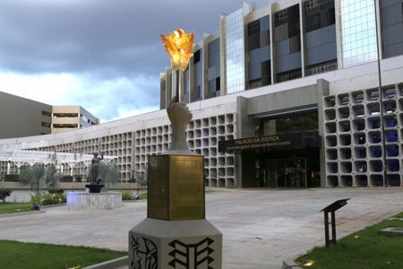prédio com estátua