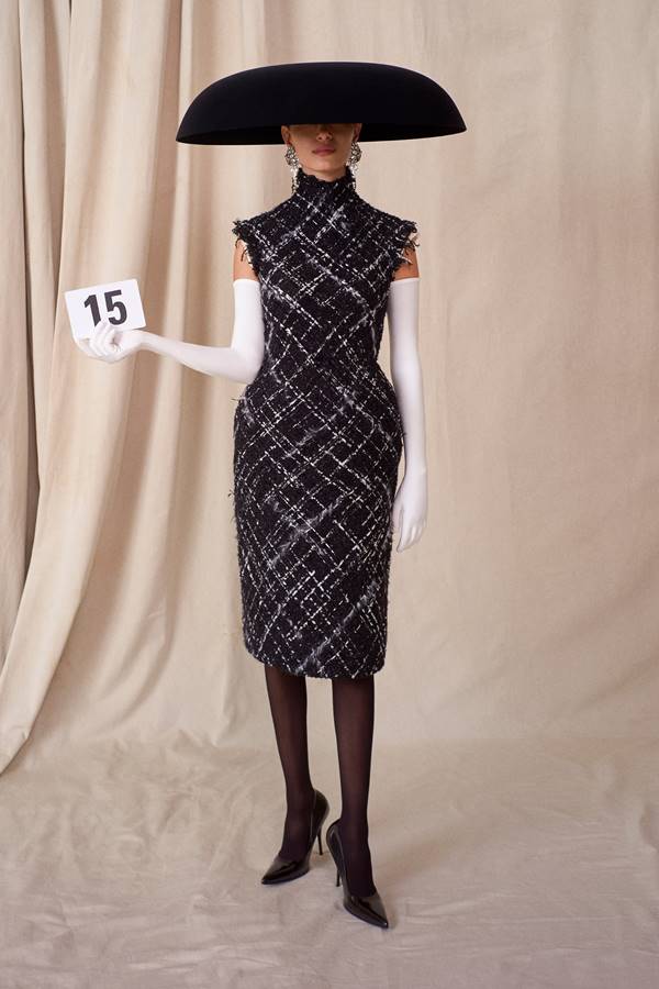 Look de alta-costura da Balenciada, com a temporada de outono/inverno 2021/22