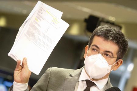 Senador Randolfe mostra laudo feito pela empresa Precisa que questiona a veracidade da primeira invoice