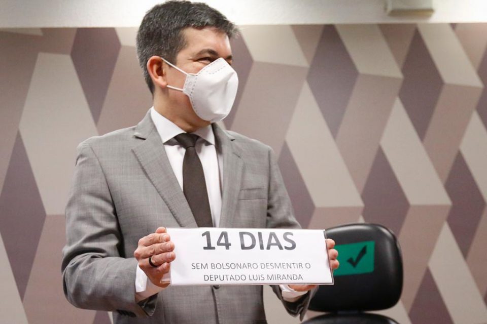 Senadores Randolfe Rodrigues (Rede AP), Simone Tebeb (MDB MS) e Humberto Costa (PT PE), falam com à imprensa ao final da CPI da COVID-19