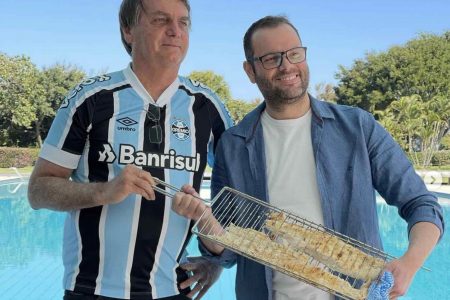 Imagem colorida do ex-presidente Jair Bolsonaro e do senador Jorge Seif (PL-SC) - Metrópoles