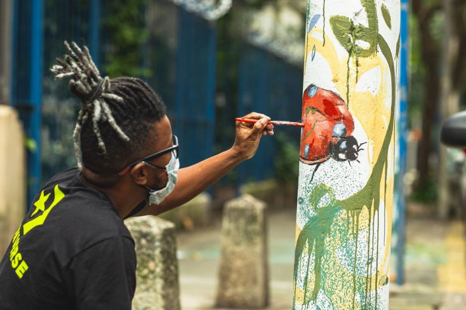 Pintura de poste no projeto Converse City Forests