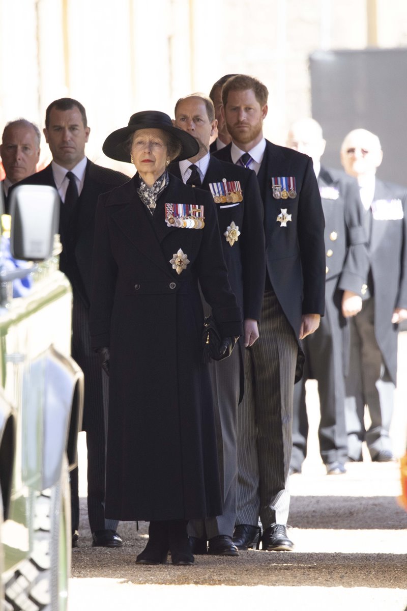 Princesa Anne, príncipe Edward e príncipe Harry