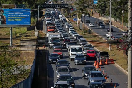 Carros em trânsito