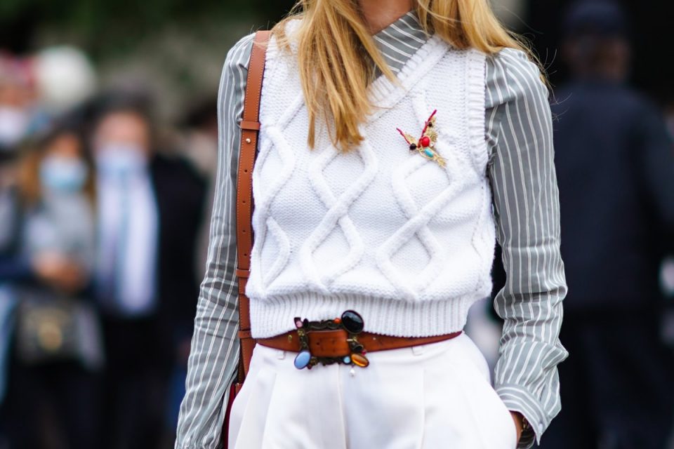 Colete branco de tricô no street style