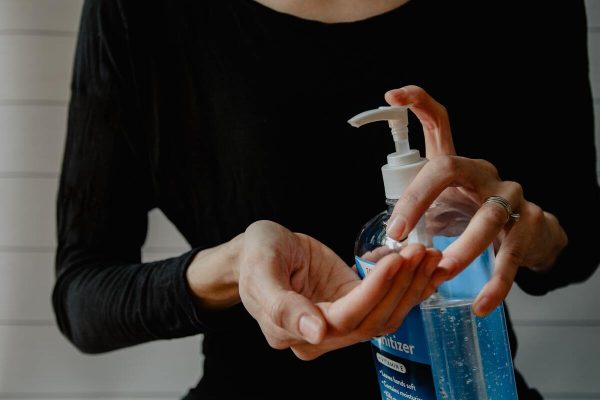 Foto colorida mostra álcool sendo usado. Produto 70% é usado para prevenir contra Covid - Metrópoles