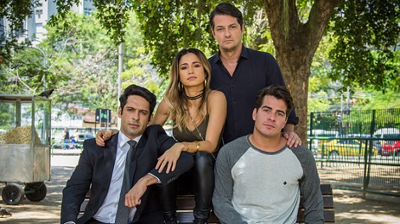 Malagueta (Marcelo Serrado), Júlio (Thiago Martins), Sandra Helena (Nanda Costa) e Agnaldo (João Baldasserini) em Pega Pega