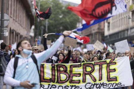 protesto na frança contra passaporte de vacina