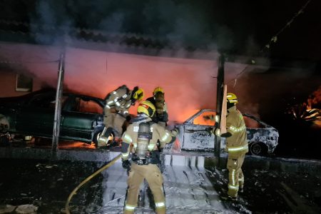 Incêndio misterioso atinge dois veículos