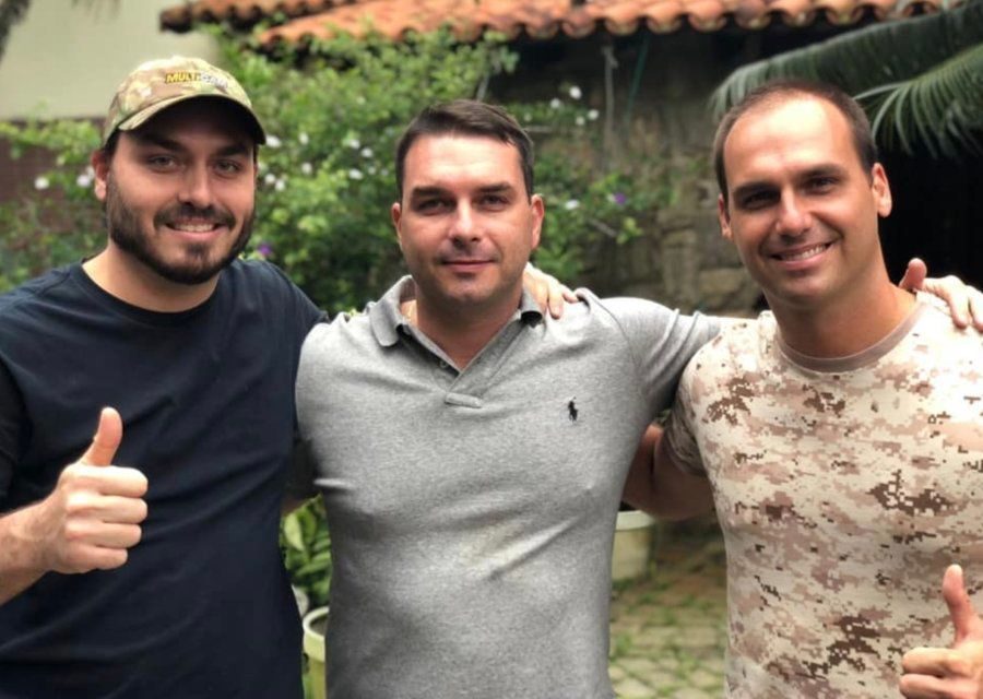 Carlos, Flávio e Eduardo Bolsonaro - Metrópoles