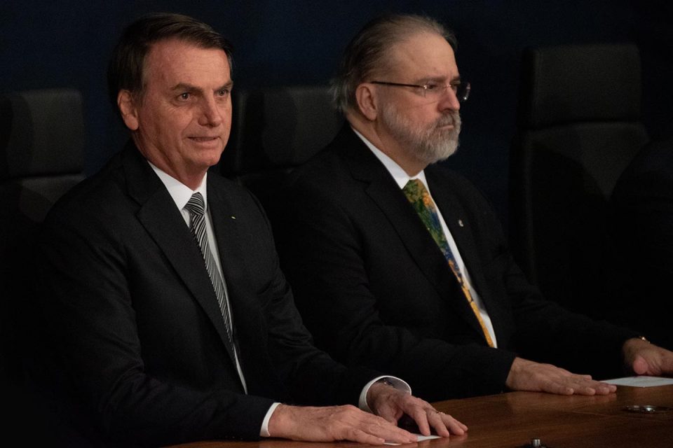 A posse do novo procurador-geral da República, Augusto Aras, na manhã desta quarta-feira (2/10), foi bastante prestigiada. Presentes várias autoridades, como o presidente da República, Jair Bolsonaro (PSL), e o chefe do Supremo Tribunal Federal (STF), ministro Dias Toffoli.