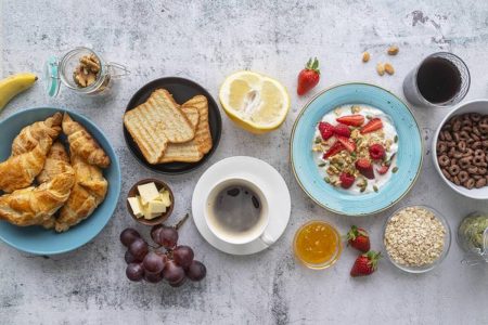 Mesa com vários pratos de café da manhã
