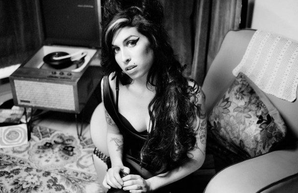 Foto preta e branca de Amy Winehouse - Metrópoles