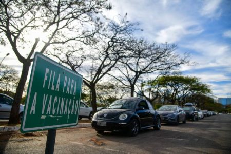 Fila no Parque da Cidade para vacinação de pessoas de 37 anos