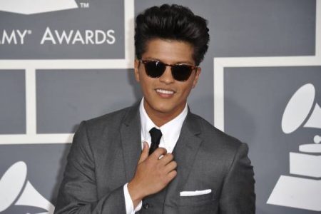 Foto colorida de Bruno Mars de terno cinza - Metrópoles