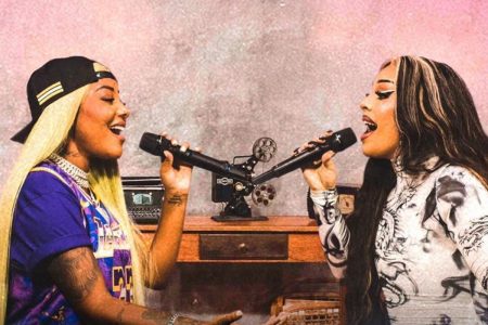 Ludmilla e Gloria Groove com microfones na mão durante gravação de trabalho juntas - Metrópoles