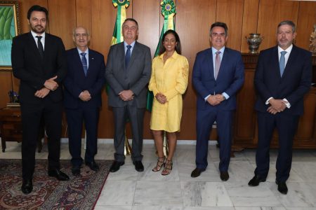 Posando para uma foto no gabiente presidencial, Planalto, estão os ministros Fábio Faria, Luiz Eduardo Ramos, o presidente Jair Bolsonaro, a ministra Flávia Arruda e Ciro Nogueira e o presidente da Câmara dos Deputados, Arthur Lira (PP-AL) - Metrópoles