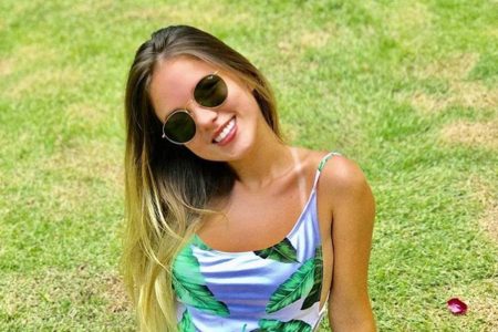 Lorraine Cutier Bauer Romeiro, conhecida como "Gatinha da Cracolândia" posa de maiô e óculos escuros