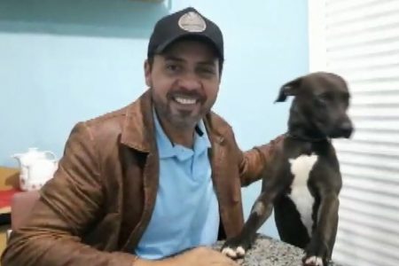 O locutor Carlinhos Brasil e seu cão Lion, salvo de cobra em Barrinha, SP - Reprodução EPTV